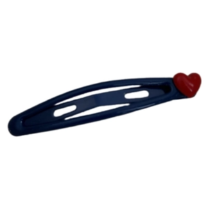 Barrette à cheveux bleu marine de style coréen avec cœur rouge 3D sur fond blanc