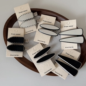 Barrettes à cheveux minimalistes peintes à la main en noir et blanc sur plateau