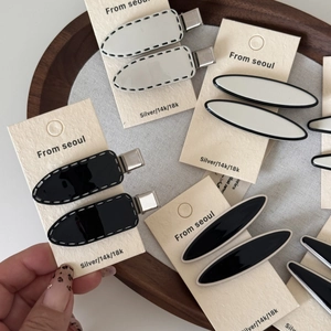 Barrettes à cheveux minimalistes peintes à la main en noir et blanc sur plateau bois