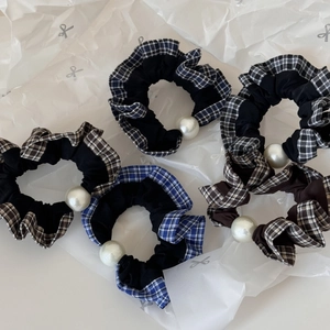 5-piece vintage plaid scrunchie set with white faux pearls and elegant lace trim