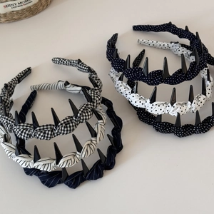 Détail de serre-têtes en tissu avec dents de requin, motifs à pois et rayures chic
