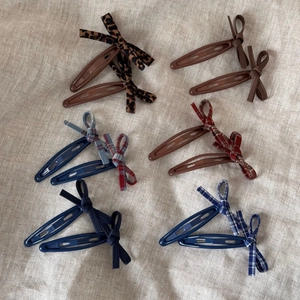 Lot de six barrettes à nœuds variées avec motifs léopard et carreaux sur tissu en lin