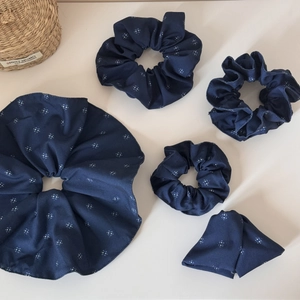 Detail von dunkelblauen Haargummis mit Sternenmuster aus Stoff für Damen Frisuren
