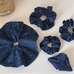 Elegantes Set aus dunkelblauen Haargummis mit minimalistischem Sternenmuster-Dekor