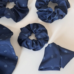 Marineblaues Haarset im französischen Stil mit Haargummis und passendem Haarband für Damen