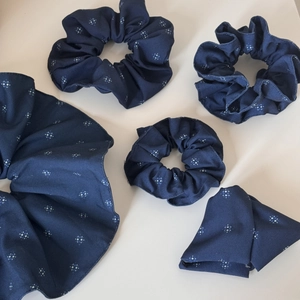 Flachbild-Detail eines dunkelblauen Scrunchie-Sets mit floralem Stoffzubehör