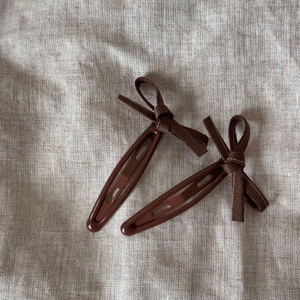 Détails des barrettes vintage avec nœuds en ruban marron et finition métallique de qualité