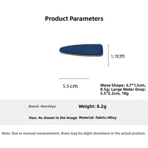 Vue détaillée d'une pince à cheveux en tissu denim bleu avec dimensions 5.5cm