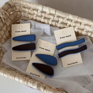 Lot de barrettes rétro bleu denim et marron sur carte d'emballage beige