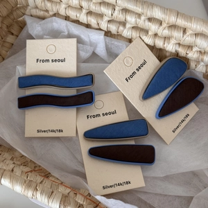 Lot de barrettes en denim bleu et marron aux formes ondulées et de goutte d'eau