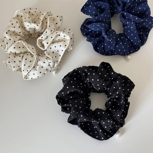 Three-piece set of French polka dot scrunchies with elegant pearl pendants for women