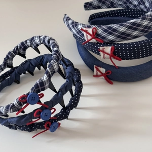 Set dettagliato di cerchietti blu navy a quadri con fiocchi rossi e accenti di bottoni