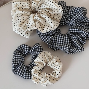 Set di elastici per capelli a pois e scacchi in tessuto crema e nero per acconciature