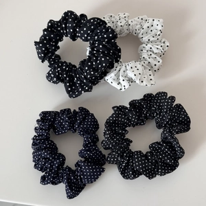 Set of four polka dot scrunchies in black and white with high-elastic pleated fabric