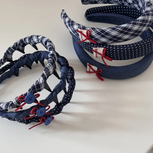 Set cerchietti blu scuro a quadretti con fiocco rosso e bottoni per acconciatura elegante