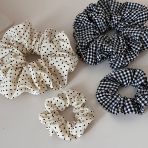 Set di quattro elastici per capelli in tessuto a pois crema e motivi a scacchi neri