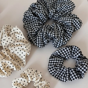 Elastici per capelli in tessuto a scacchi e pois bianchi e neri per acconciature donna