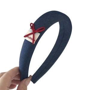 Cerchietto largo in denim blu navy con fiocco rosso ed etichetta per uno stile vintage