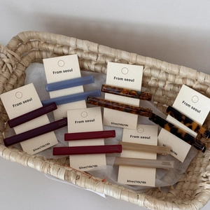 Barrettes à cheveux en acétate fait main aux motifs léopard et couleurs unies sur carte