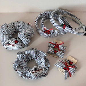 Set di elastici e cerchietti a quadretti blu con ricamo a cuore rosso e motivi a ciliegia