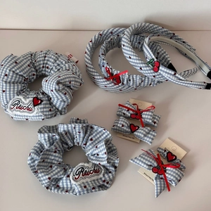 Set di accessori per capelli a quadretti blu con ricamo a cuore rosso e elastici