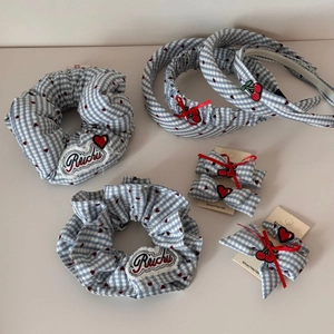 Elastico e fermaglio per capelli a scacchi blu con ricami di cuori rossi e ciliegie