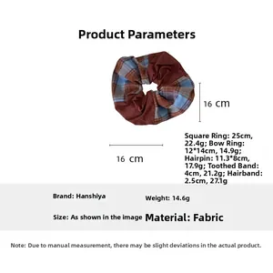 Détail du chouchou à carreaux rouge et bleu montrant 16cm de diamètre et 14,6g de poids