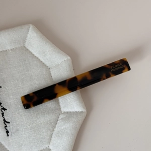Vue détaillée de la pince à cheveux en acétate faite main avec motif écaille classique