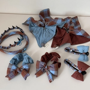 Coffret d'accessoires cheveux à carreaux rouges et bleus avec chouchous et bandeau