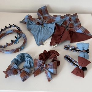 Set d'accessoires cheveux à carreaux bleu et rouge avec chouchous et barrettes