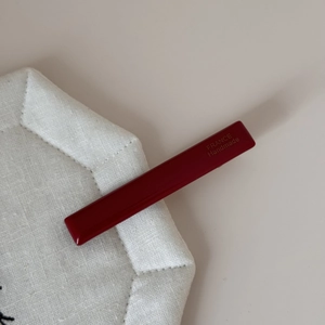 Détail de la barrette bordeaux avec gravure dorée du logo France Handmade