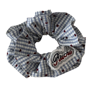 Elastico scrunchie a quadretti blu con cuori rossi e toppa ricamata per capelli eleganti