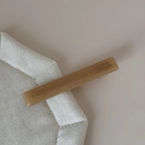 Vue détaillée de la barrette en acétate marbré avec gravure France Handmade