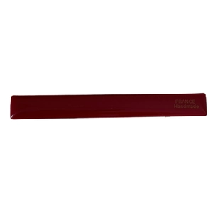 Pince à cheveux minimaliste rouge foncé faite main avec finition polie et gravure France