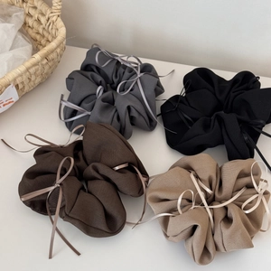 Lot de quatre chouchous style ballet avec rubans en gris noir café et beige neutres