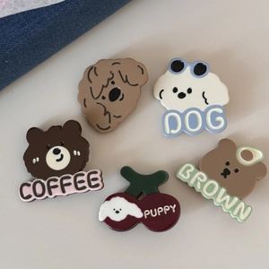 Lot de cinq pin's émaillés mignons avec chiens, ours, cerises et détails de lettres