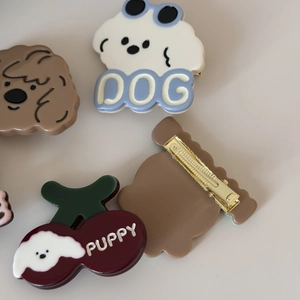 Détail de pinces à cheveux en acrylique pour chiens et cerises avec clips métalliques