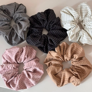 Lot de cinq chouchous à rayures aux tons neutres tels que beige, gris et rose