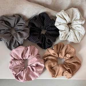 Chouchous rayés en tissu présentés en cinq couleurs neutres comme le gris, noir et rose