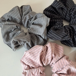 Vue détaillée de trois chouchous rayés en couleurs gris noir et rose poudré