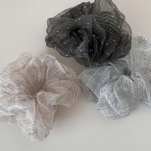 Set aus drei Glitzer-Seersucker-Haargummis in den Farben Schwarz, Grau und Champagner