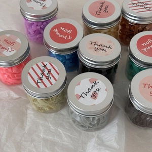 Élastiques à cheveux colorés en pot transparent avec couvercle argenté et autocollant