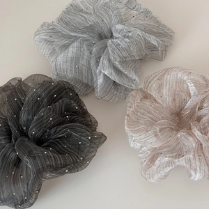 Dreiteiliges Set schimmernder Seersucker-Scrunchies in Schwarz, Grau und Beige mit Perlen