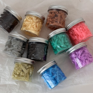 Lot de dix élastiques à cheveux colorés en bocaux transparents avec couvercles