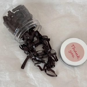 Gros plan d'élastiques marron foncé haute élasticité dans un flacon transparent avec bouchon
