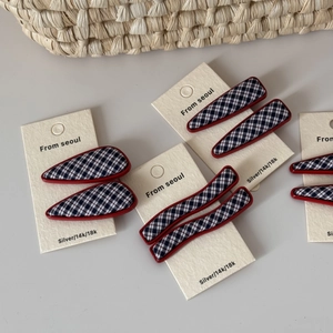 Barrettes à cheveux à carreaux bleu marine avec bordure rouge et forme de goutte