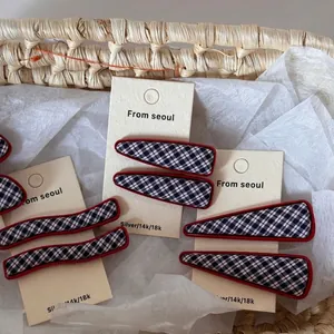 Lot de barrettes à carreaux bleu marine avec bordure rouge et formes géométriques