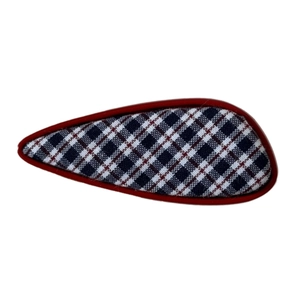 Barrette à cheveux à carreaux bleu marine avec bordure rouge et forme géométrique