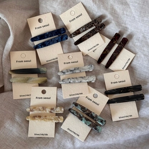 Détails de diverses pinces à cheveux en acétate écaille de tortue sur cartes de présentation