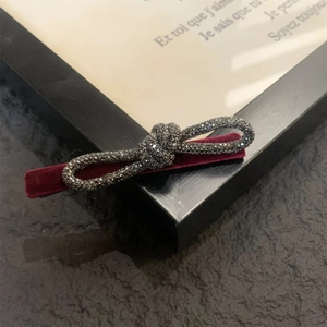 Elegante fermaglio in velluto rosso scuro con nodo di lusso in strass per donna